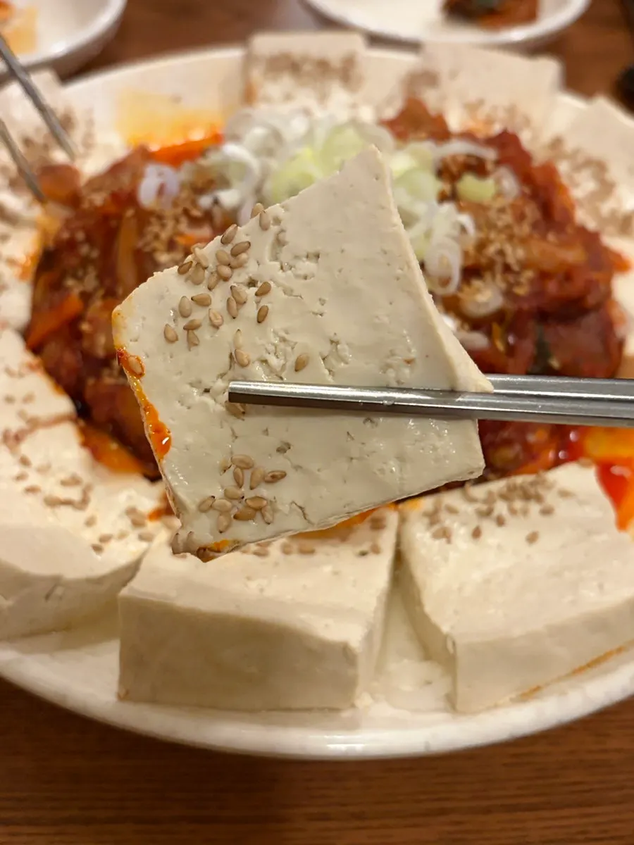 Tofu kimchi enjoyed with makgeolli
