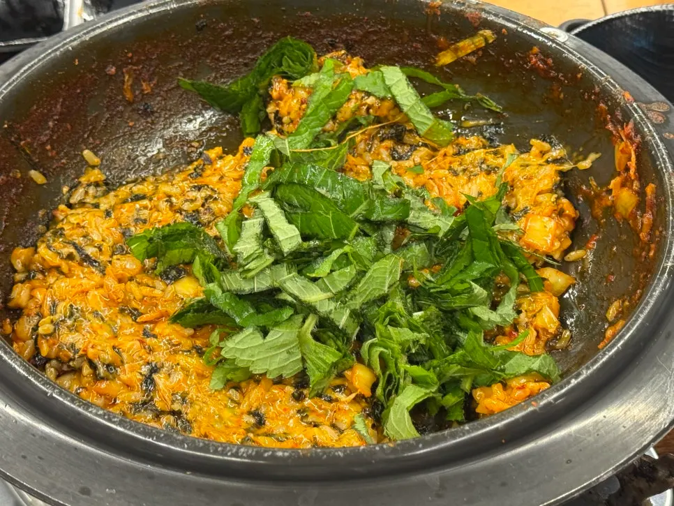 치즈를 추가한 매콤한 볶음밥