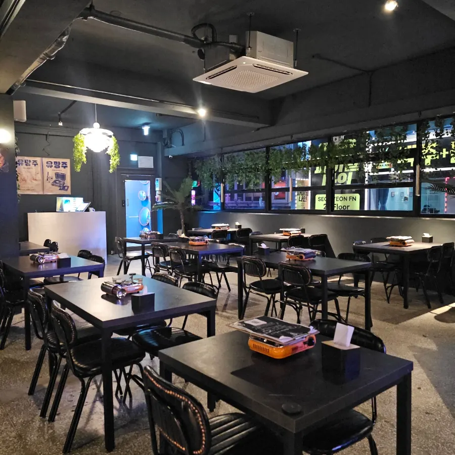 Spacious interior of Yuumangju Seomyeon Branch with many tables