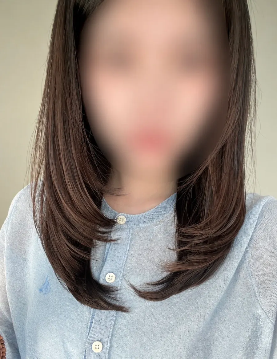 자연광에서 본 긴머리 레이어드 컬