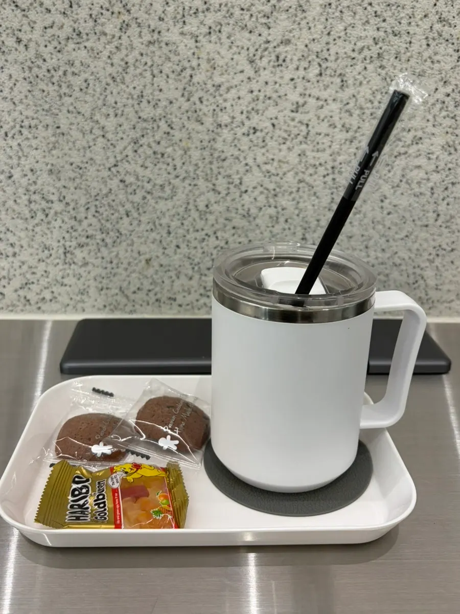 아이스 아메리카노와 쿠키, 젤리 서비스