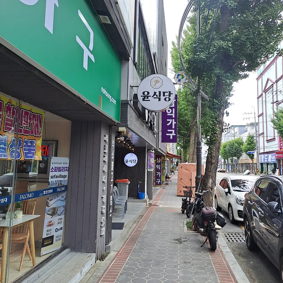 Walking along a street in Changdong, Changwon