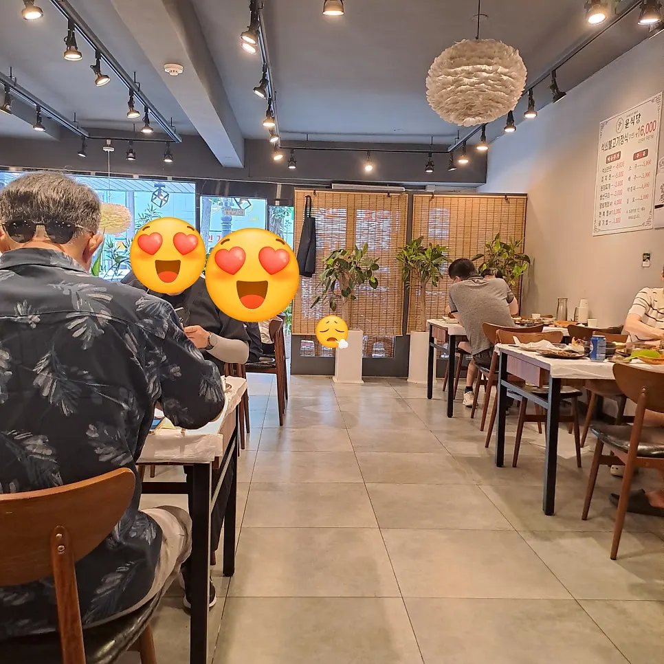 Seating and tables inside Yun Sikdang