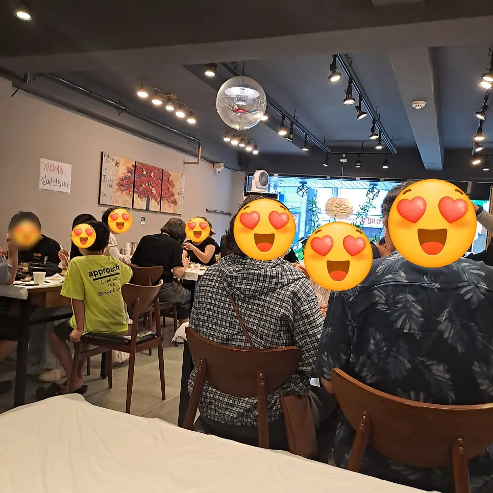 Table setting with tablecloth at Yun Sikdang