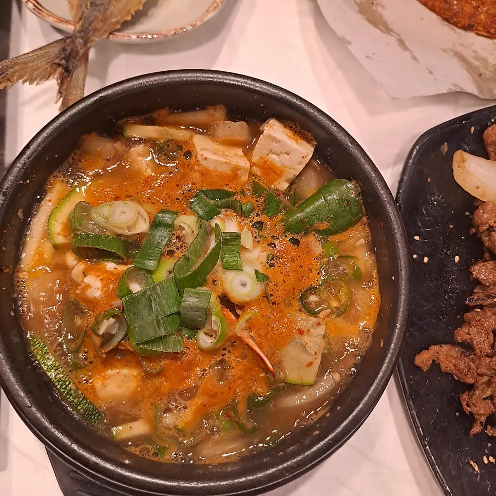 Soybean stew with crab and clams
