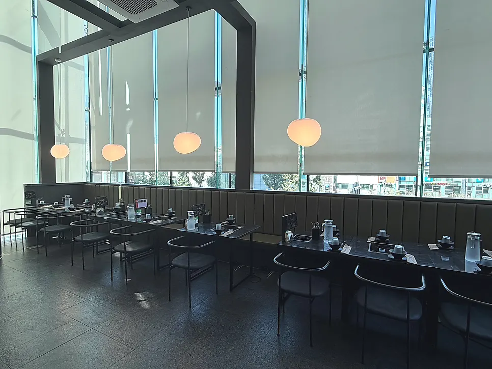 Seating arrangement with tables for 4 and 6 at Yunseul