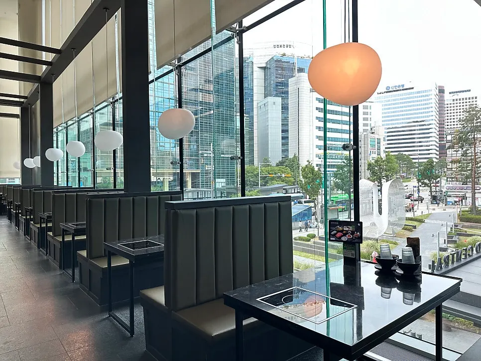 Yunseul's dining hall with floor-to-ceiling windows