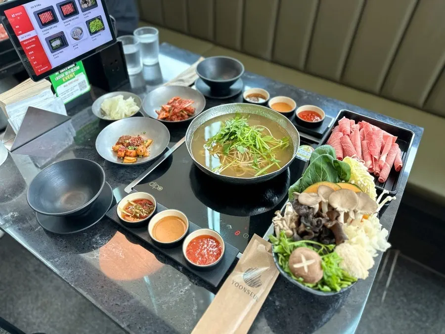 Basic table setting for the Yunseul set for two