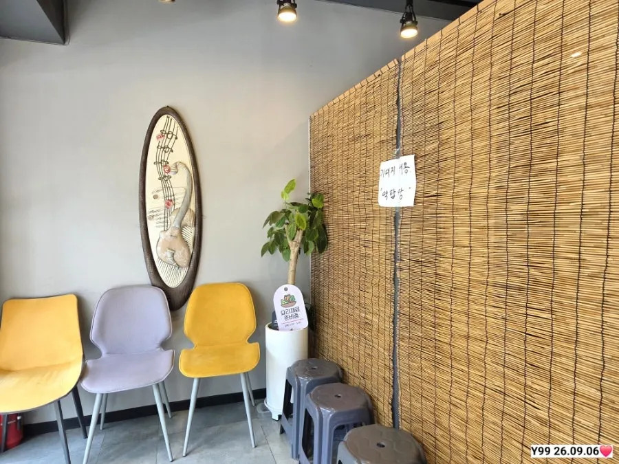 Table seating in Yun Sikdang's dining hall