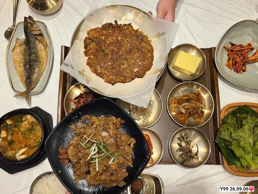Standard spread for two servings of the grilled bulgogi set