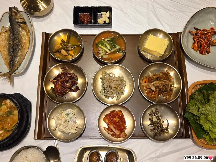 Tray of Yun Sikdang's 9 side dishes