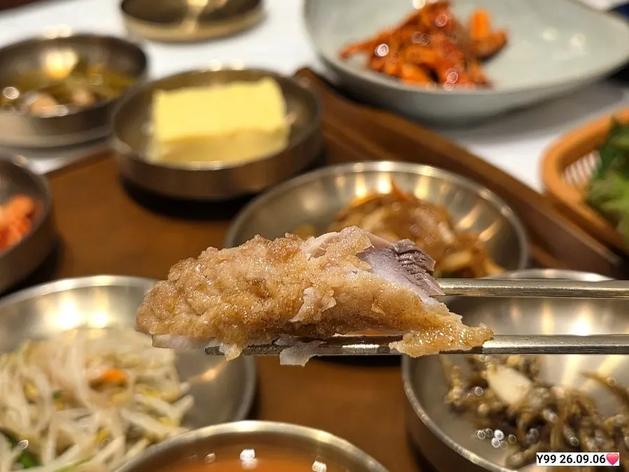 Crispy-skinned grilled mackerel