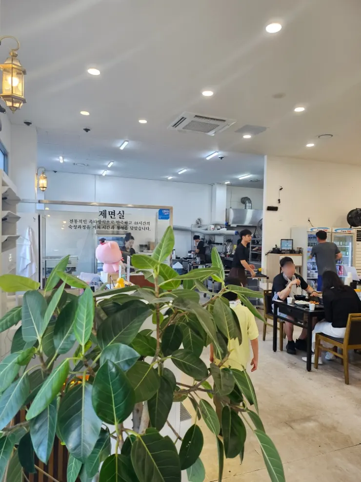 테이블 간격이 넓은 매장 내부 전경