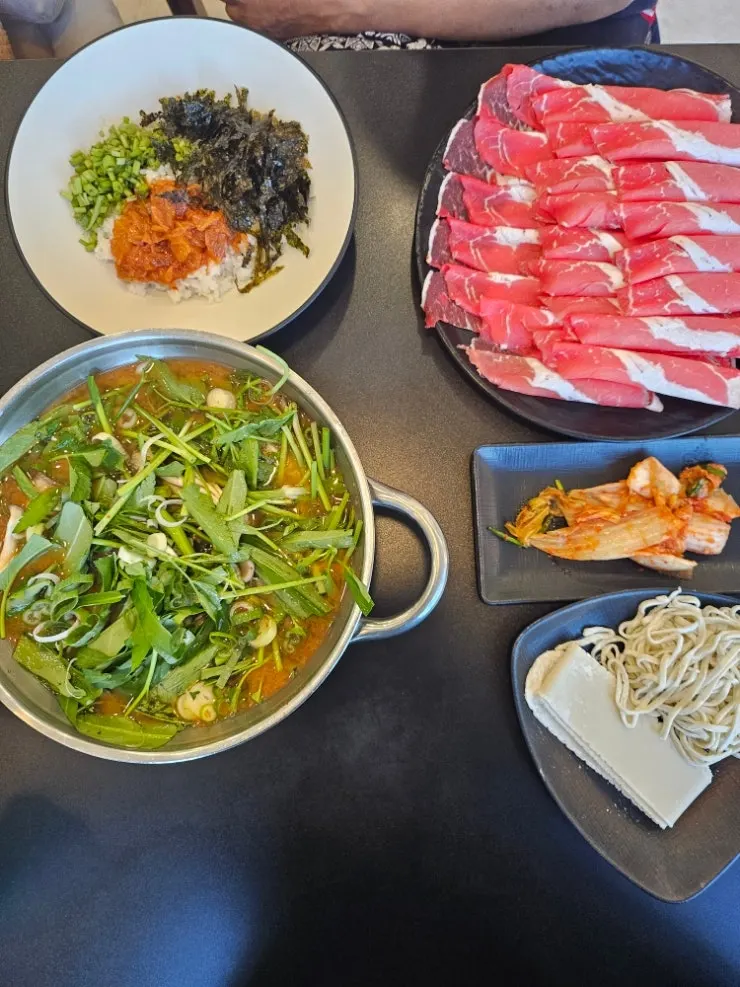 미나리와 버섯이 올라간 빨간 육수 샤브 한 상