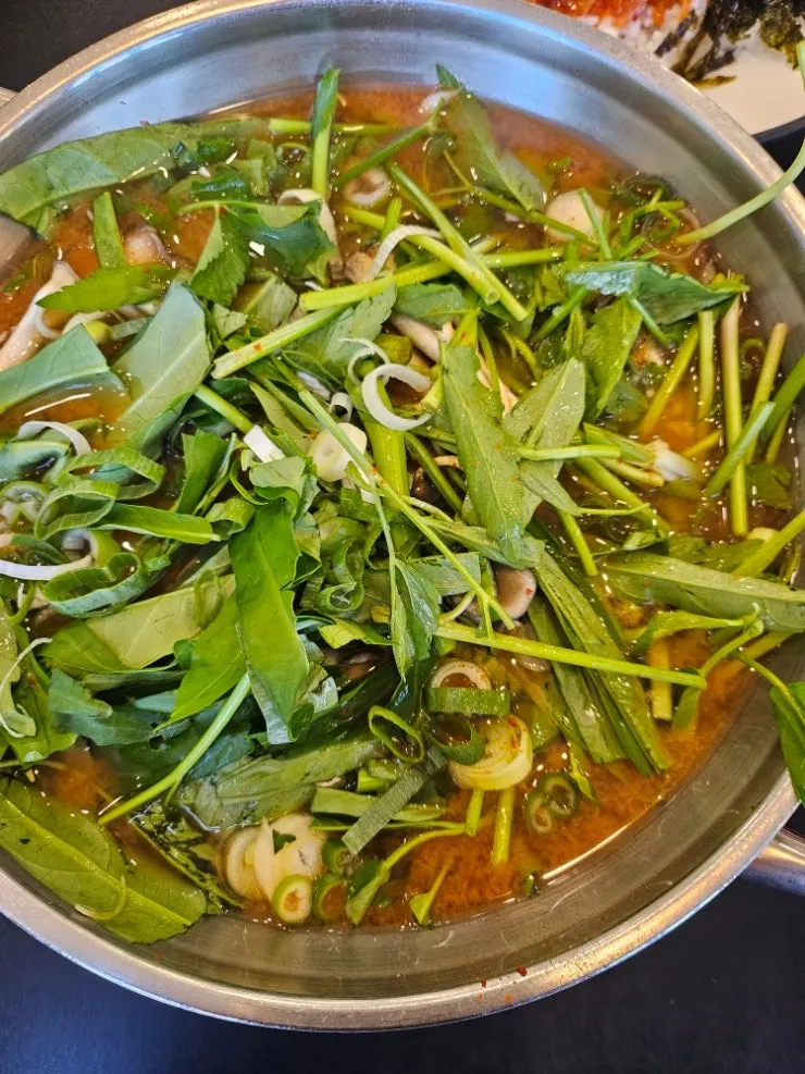 샤브칼국수 2인 상차림과 채소 접시