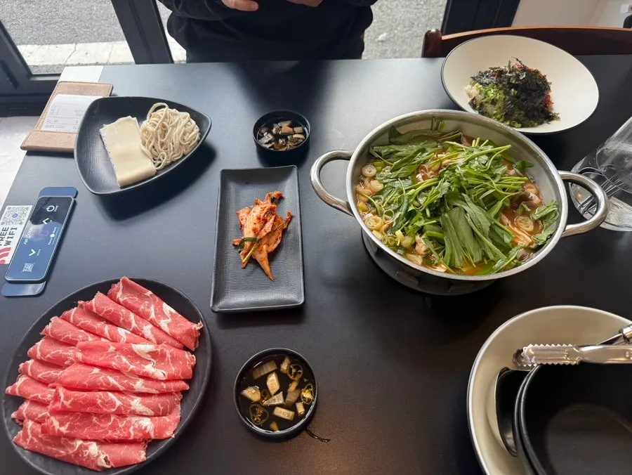Exterior of Yun Ujae Shabu Kalguksu in Dongcheon-dong