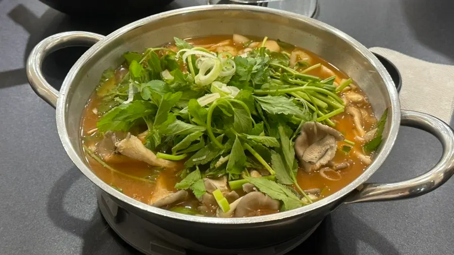 얼큰한 빨간 육수 뚝배기