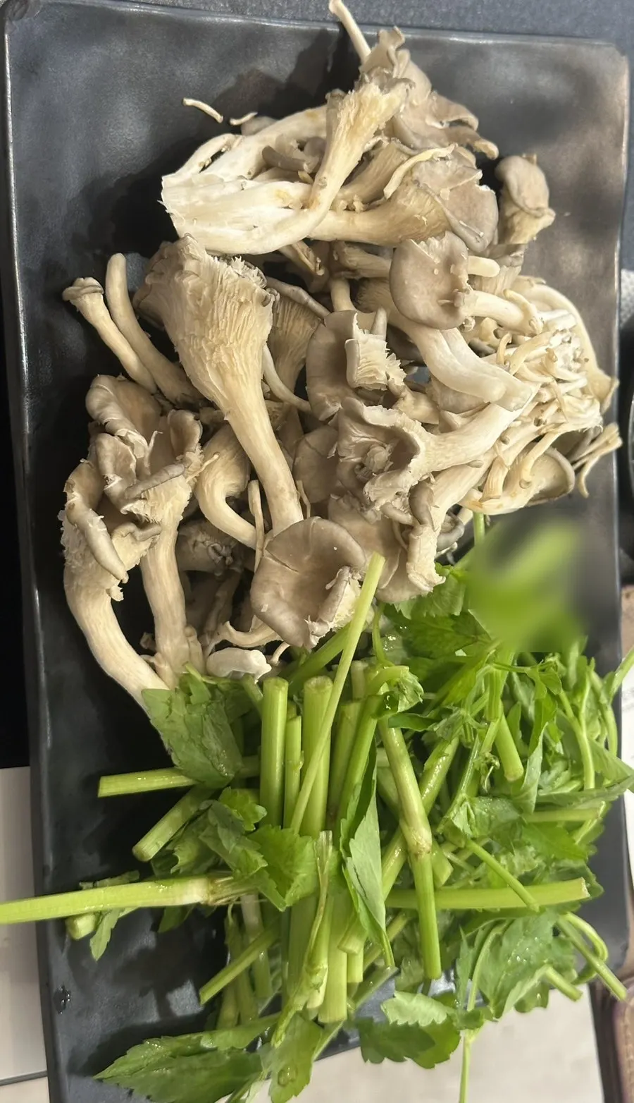 채소와 함께 차려진 샤브샤브 한 상