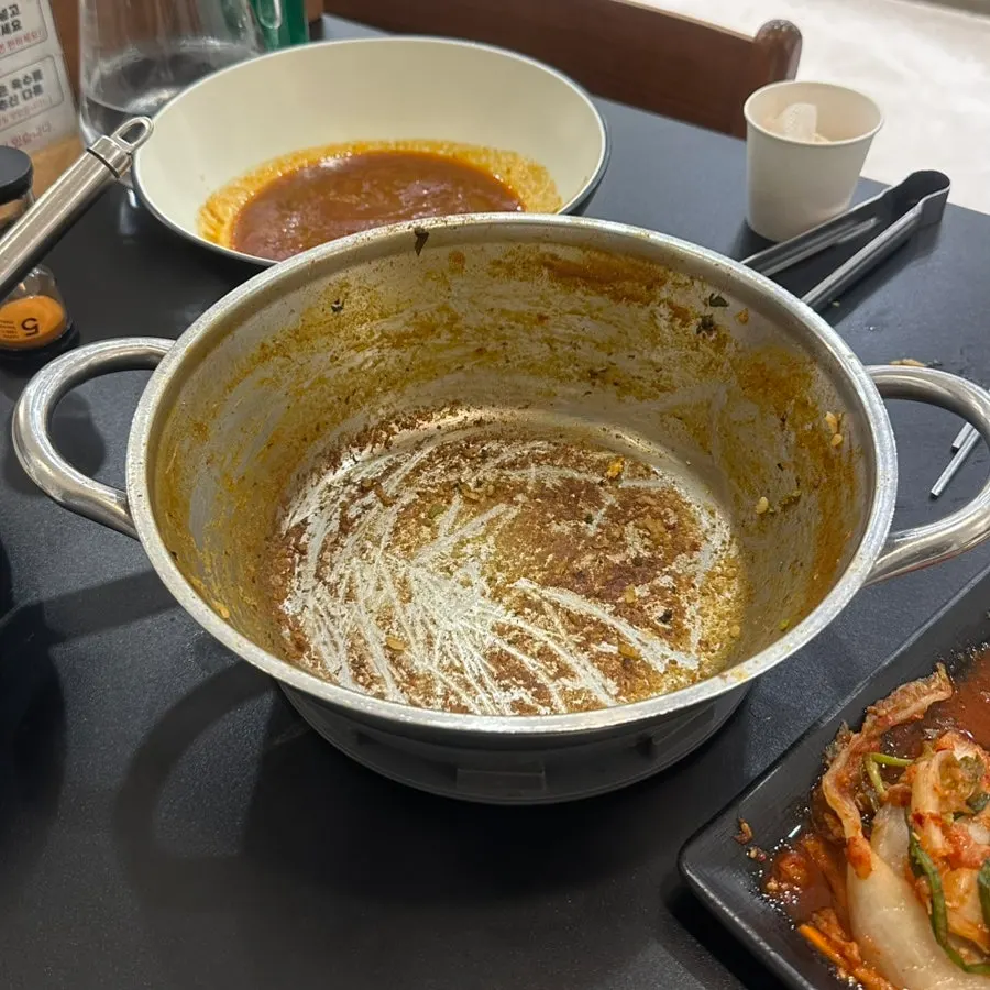 윤우재 샤브칼국수 식사 마무리 상차림