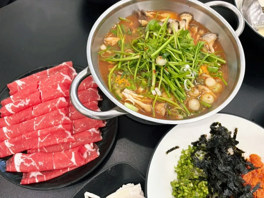 등심과 버섯미나리모듬이 놓인 한상차림