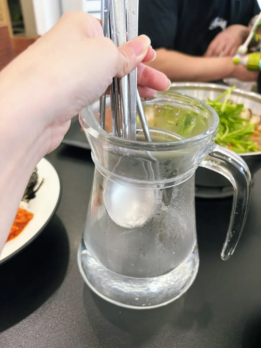 물에 담가 나온 숟가락과 젓가락
