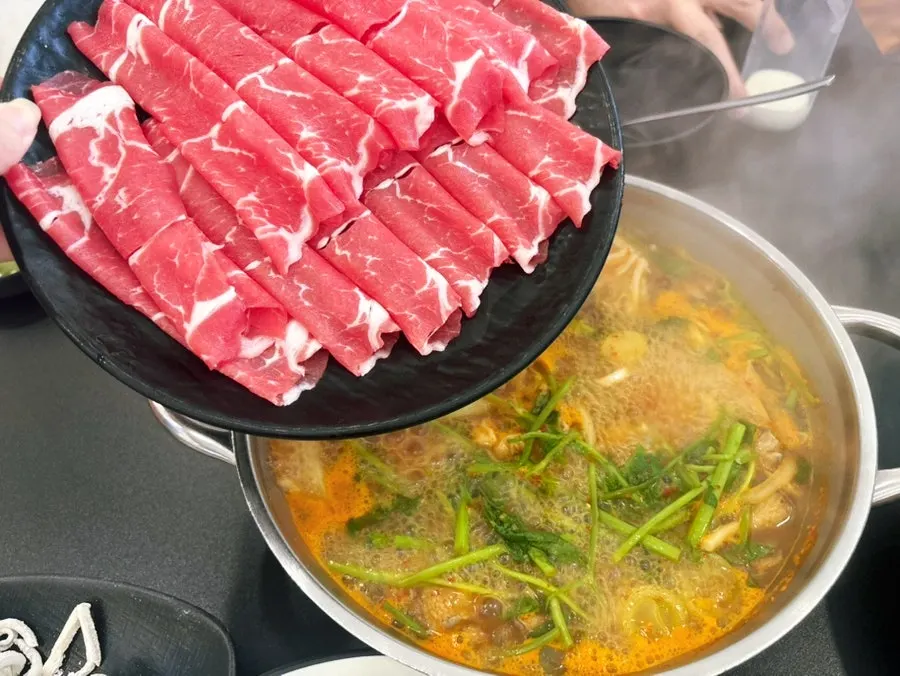 끓는 육수에 등심 데치는 모습