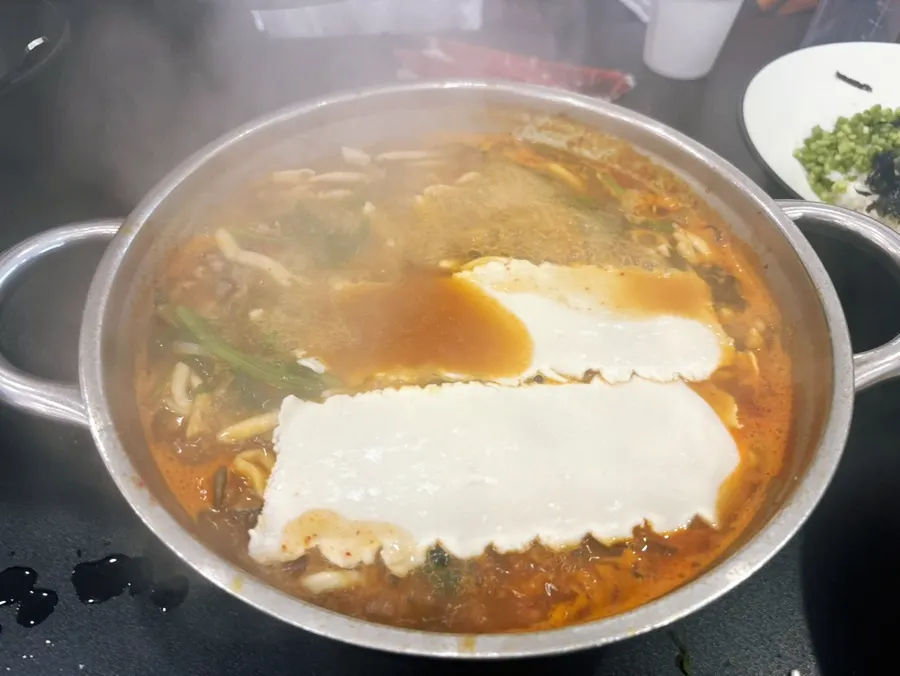 육수에 넓적면을 넣어 끓이는 모습