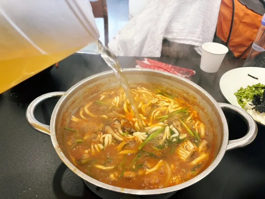 셀프바에 준비된 추가 육수