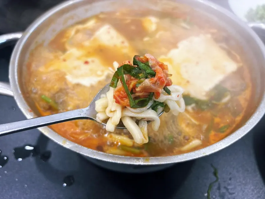 김치와 함께 먹는 칼국수 면