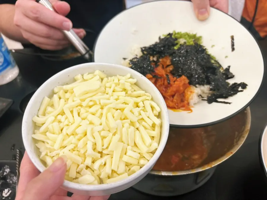 김치와 김을 넣고 볶는 볶음밥