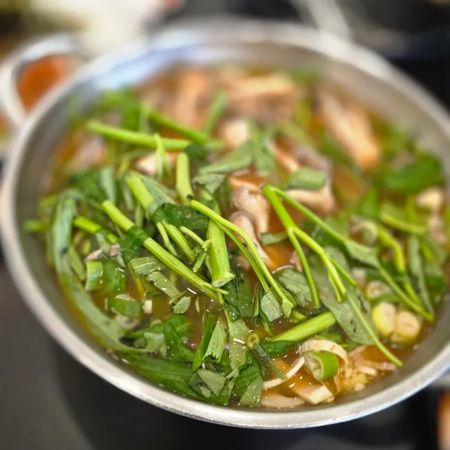 1인 11,500원 샤브칼국수 빨간 육수