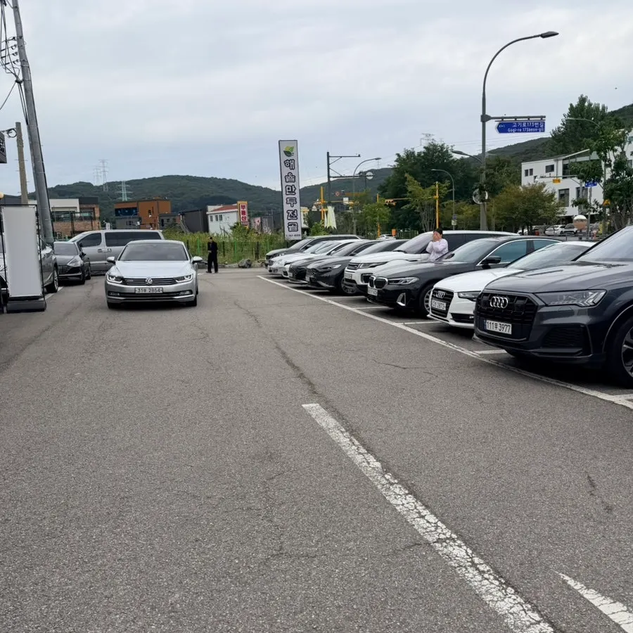 Spacious free ground parking lot in front of the building
