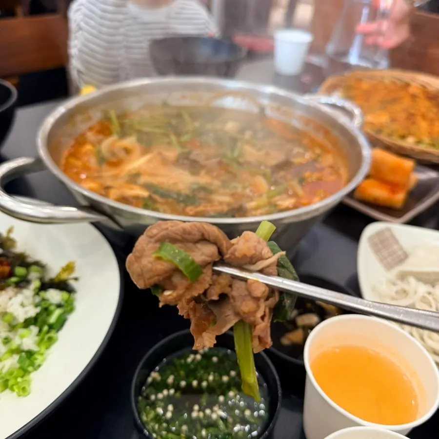 Picking out shabu-shabu meat from the pot