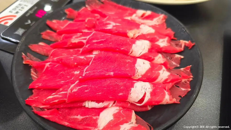 고기, 칼국수, 볶음밥까지 한 번에 차려진 상