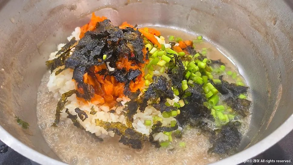 끓는 육수에서 익는 칼국수
