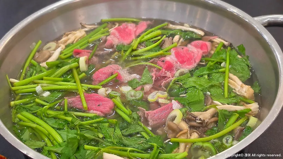 윤우재 샤브칼국수 고기동점 테이블 전경