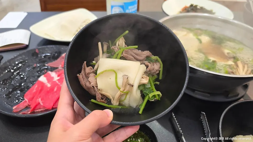 하얀 육수 순한맛 샤브칼국수 클로즈업