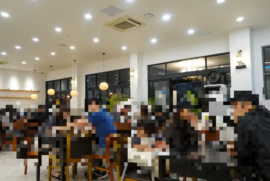 Bright, modern hall seating at Yun Ujae Shabu Kalguksu