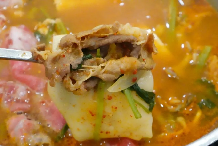Meat and vegetables wrapped in flat kalguksu