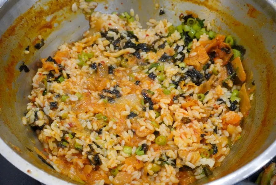 Finishing fried rice stir-fried with a ladle of broth