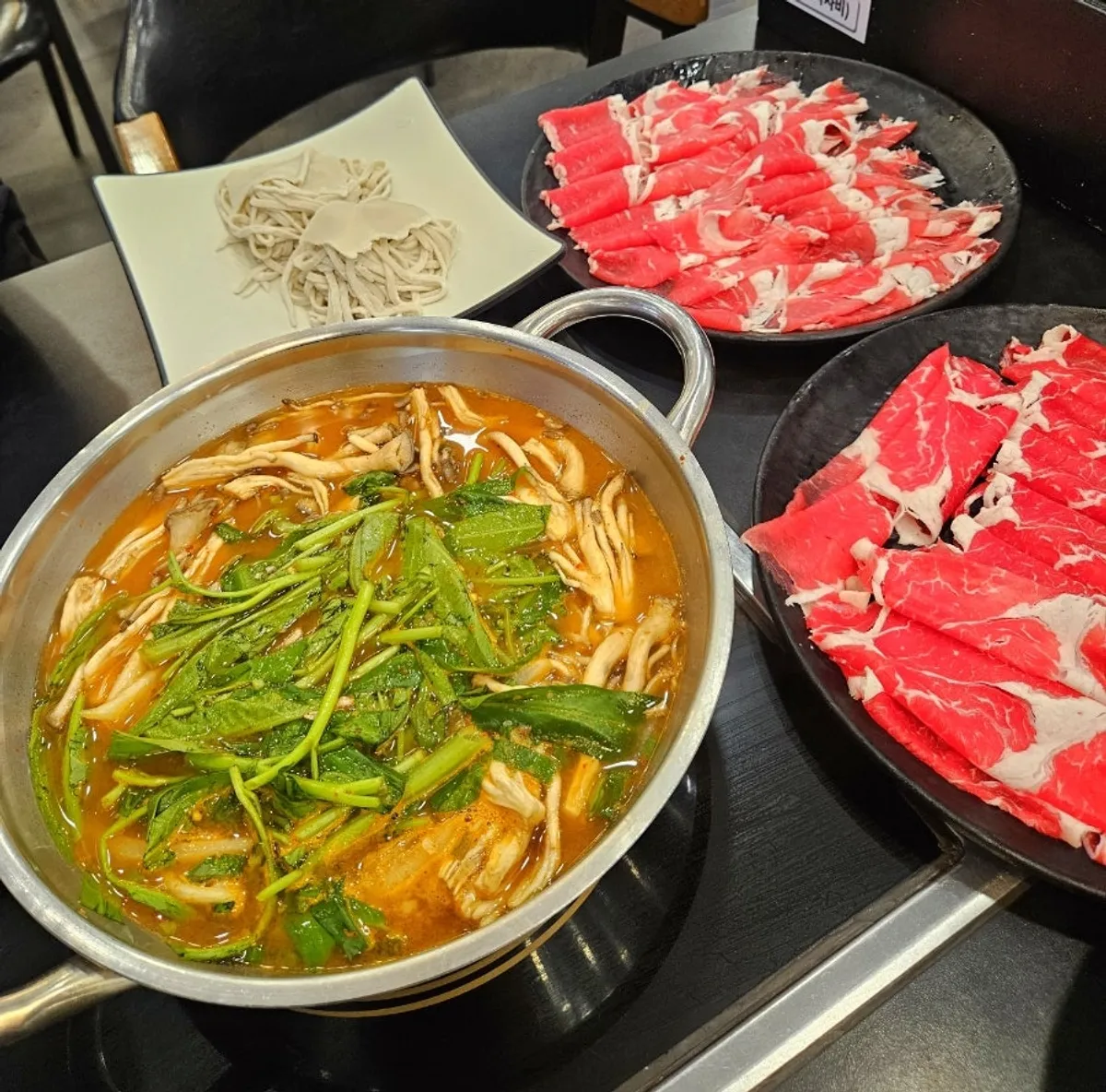 Yunujae Munhyeon Shabu Kalguksu red broth shabu spread