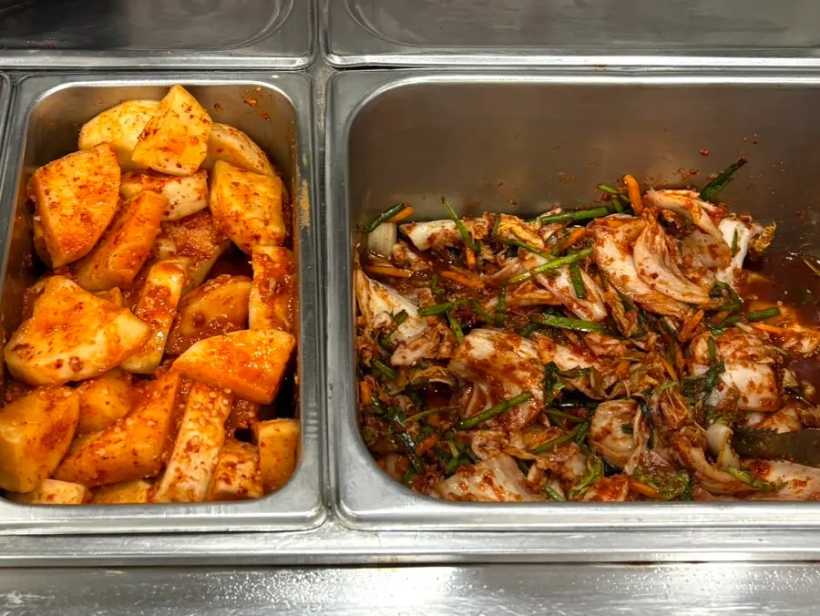 셀프바의 김치와 깍두기