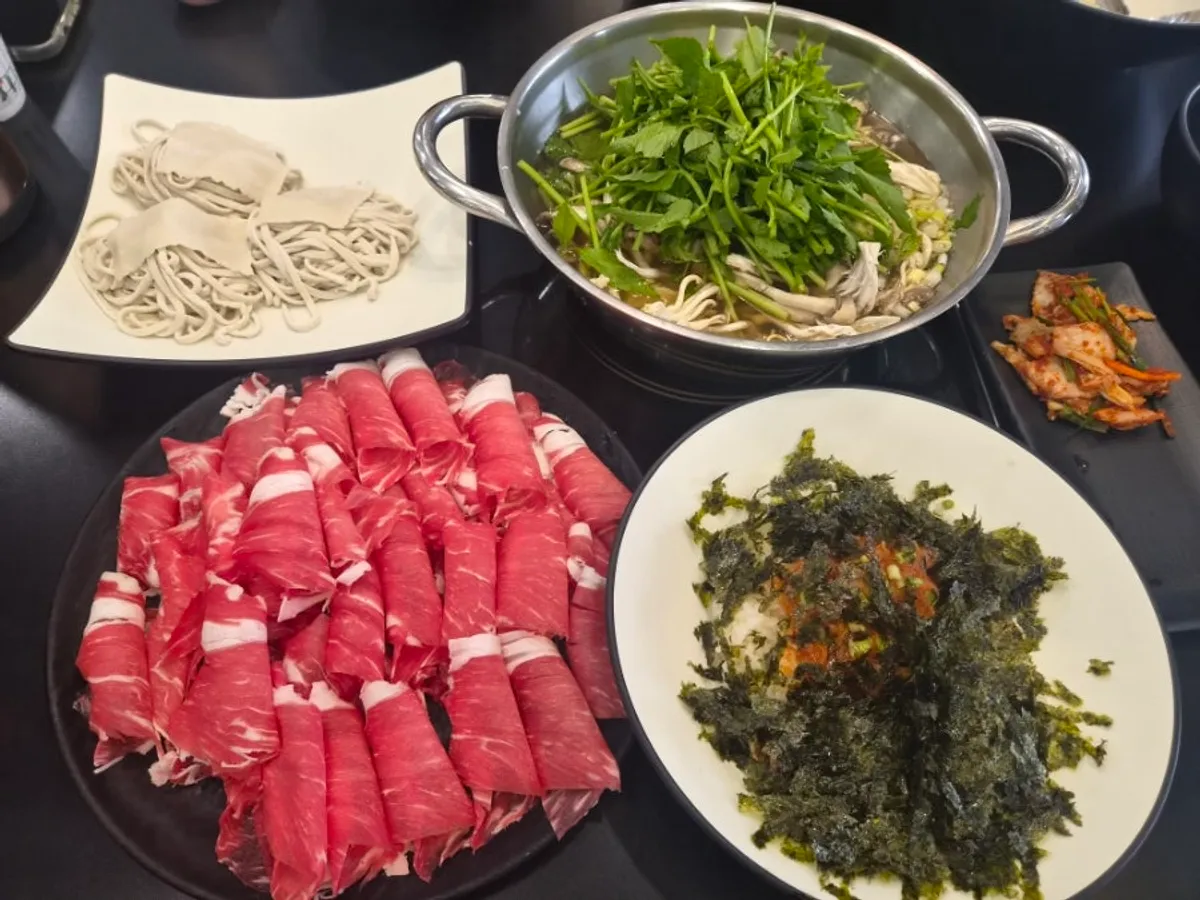 부산 문현동 윤우재 문현샤브 칼국수 매장 모습