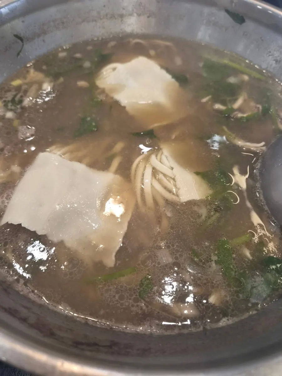 자가제면 칼국수 면을 넣은 냄비