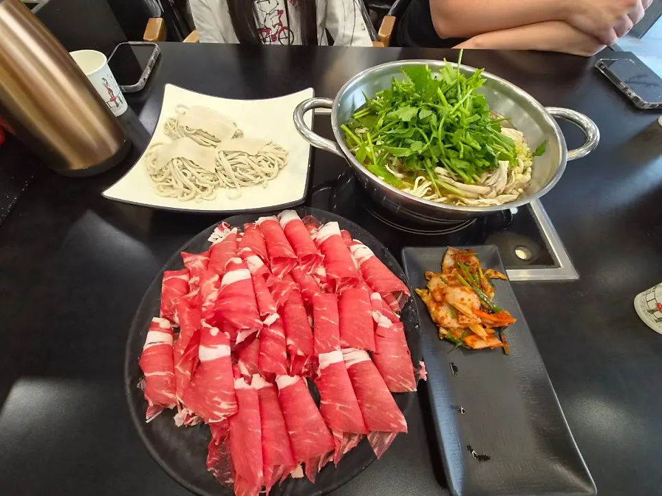 아이와 함께 먹기 좋은 순한맛 샤브칼국수