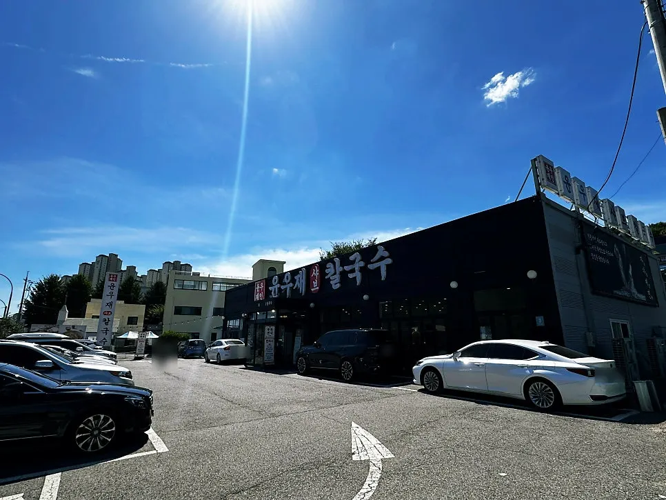 Dedicated parking lot in front of Yun Ujae Shabu Kalguksu