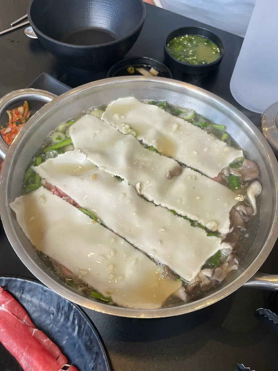 Two kinds of noodles, flat kalguksu and regular kalguksu