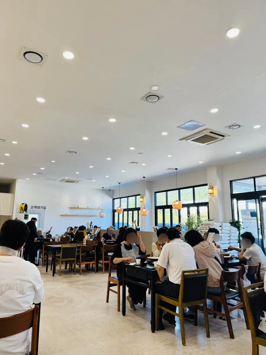 Dining hall seating and waiting customers at Yun Ujae Shabu Kalguksu