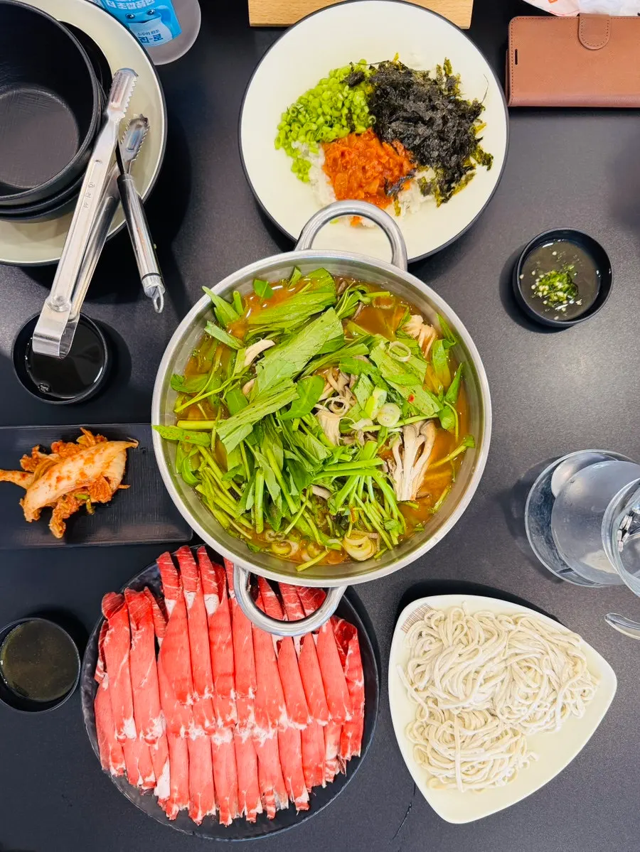 Red broth, mild spice shabu-shabu spread for 3 people