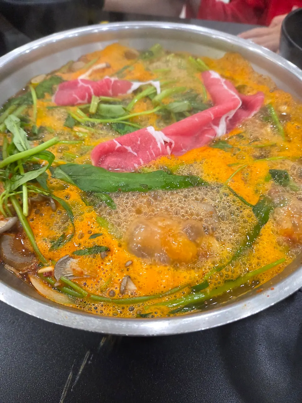 고기를 넣은 뒤 넣어주는 납짝칼국수